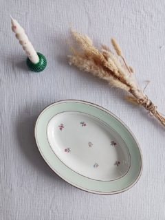 🍃 Menthe à l’eau et fleurs délicates

Ce plat de service ovale signé L’Amandinoise a tout du charme rétro qu’on adore :
🌿 un pourtour vert menthe rafraîchissant,
🌸 un décor de petites fleurs roses,
✨ un liseré doré à peine patiné, juste ce qu’il faut pour raconter son histoire.

Un éclat discret sous le plat, une usure minime du doré… mais rien qui gâche son allure de pièce de famille prête à briller à nouveau sur une belle table.

📏 33,5 x 23,3 cm – Hauteur 3,7 cm
⚖️ 0,6 kg
💶 22€ + frais de livraison.
Retrait à l'atelier de Villeneuve d'Ascq, livraison possible sur la métropole lilloise ou envoi partout ailleurs !

#LesImparfaits #PlatVintage #Lamandinoise #FaïenceAncienne #TableMentheEtRose #VaisselleVintage #DécoDeTable #BrocanteChic