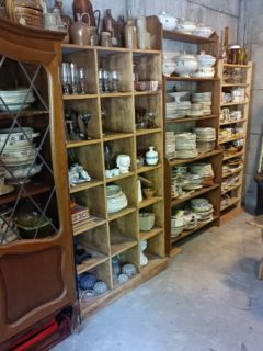 Hello les chineurs !
Alors oui, disons le clairement :  j'ai déserté Instagram....Depuis la pause estivale, je suis peu présente depuis septembre.
Aussi, je tiens à m'excuser auprès de vous pour cette pause réseaux sociaux qui dure depuis trop longtemps et qui est advenu un peu sans le vouloir.

L'une des raisons principales est que, depuis la rentrée, j'ai repris le salariat à temps partiel. Un choix pas simple mais vital. Parce que l'entrepreneuriat n'est pas toujours facile et que la conjoncture actuelle l'est d'autant moins aussi.
Bref, j'ai retrouvé un emploi temporaire dans l'univers de la seconde main et je dois dire que cela est très satisfaisant pour moi de pouvoir partager les mêmes valeurs de réemploi dans ce nouveau poste.
(Que les mauvaises langues se rassurent, ce poste ne me permet pas de chiner de la brocante à l'oeil). 

Du coup, vous l'aurez compris, mon temps consacré aux imparfaits est un peu plus resserré et mes envies de publications sont plus délayées dans le quotidien.
Outre le fait que je suis peu satisfaite du contenu que je vous propose et que l'algorithme ne fait pas de cadeaux...
Mais plus le temps passe, plus il va être difficile de revenir par ici. Aussi, il est plus que temps de réveiller ce compte ! 
Surtout que Les imparfaits sont toujours actifs ! Je continue de chiner et de vous proposer de nouveaux articles sur les e-shops, même s'ils ne sont pas visibles ici. 

Donc voilà, j'essaie de revenir tout doucement sans pression, je vais essayer de programmer mes posts à l'avance, de vous montrer les nouveautés que je continue à chiner et peut-être un jour réussir à faire de vrais reels 😂 ( oui, l'espoir fait vivre !).
Et donc peut-être que si vous avez réussi à lire cette tartine jusqu'au bout, vous me mettrez un petit commentaire d'encouragement ! 😘

Merci à vous d'être encore là ! ❤️

Estelle l'imparfaite 😉