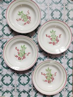 ❌❌
✨ Lot de 4 assiettes creuses Lunéville KG — Feuilles de café

Quatre assiettes creuses, pleines de charme, signées Lunéville KG, avec leur joli motif de feuilles de caféier.
Modèle « Feuilles de café / A. Balestie », en faïence blanche.
Très bon état, juste ce qu’il faut d’histoire dans l’émail.

📏 Diamètre 22,5 cm - Hauteur 4 cm
⚖️ 1,5 kg
🏷️ Prix : ❌ Adoptées ❌
📦 Retrait à l'atelier de Villeneuve d'Ascq, livraison possible sur la métropole lilloise ou envoi partout ailleurs !

#LesImparfaits #assiettesanciennes
#AssiettesVintage #lunevillekg #villeneuvedascq #hellemmes