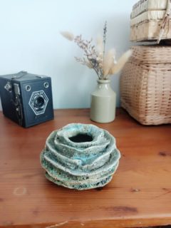 🥬 Tu aimes la barbotine en forme de légumes ?
Oui ?
Tu as déjà rêvé d'un vase chou ?
Non ?
Et bien maintenant c'est trop tard, parce que tu viens de le voir et tu le veux ! 😁

💐 Ce petit vase soliflore Des pots, probablement de fabrication récente, s'inspire de la barbotine d'autrefois et se veut la preuve que la déco peut être à la fois botanique, poétique et légèrement décalée. Un peu comme nous quoi !
Une petite tige, une fleur du jardin, une branche séchée et hop, une mini composition pour un maxi effet.

✌🏻 Et vous savez le meilleur : j'ai 2 exemplaires disponibles ! Donc vous pouvez en offrir un à tata Simone tout en vous faisant plaisir !

📐 Hauteur 6,5 cm, Diamètre 11 cm.
🏷️ 16€ piece. 2 vases disponibles 
📦 Retrait à l'atelier de Villeneuve d'Ascq, livraison possible sur la métropole lilloise ou envoi partout ailleurs !

#chou #chouvintage #lesimparfaitsvintage #decovintage #vasevintage #soliflore