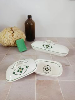 🧼 Pour les salles de bains qui rêvent d’un petit glow-up vintage… voici le duo parfait : un porte-savon + un porte-peigne, tous deux en faïence crème décorée d’un joli motif art déco vert foncé et ocre.
Et le détail qui fait plaisir ? Les deux ont leur couvercle. Oui madame, tu pourras cacher ton savon ratatiné de manière chic ! 😁
Tu peux même détourner le porte peigne pour y cacher ton éponge ou stocker tes bijoux.

📏 Porte-savon : 13 x 9,5 cm — H 7 cm
📏 Porte-peigne : 23 x 8,7 cm — H 8 cm
En très bon état. 
 0,8 kg
🏷️ Prix : 28 € l’ensemble + frais de port.
📦 Retrait à l'atelier de Villeneuve d'Ascq, livraison possible sur la métropole lilloise ou envoi partout ailleurs !

#salledebainvintage #salledebainélégante #salledebainartdeco #secondemainlille #decovintage #boutiquevintage
