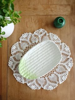 🥬 Team asperges, ce ravier est pour vous !

Ce petit plat en barbotine, semi-ovale affiche un charmant décor d’asperges blanche et verte. Le genre de pièce qui transforme instantanément un simple apéritif en moment gourmet (même si c’est juste des mini pizzas surgelées, je ne juge jamais).

🔍 Barbotine dans un état impeccable, sans estampille.
Format idéal pour tapas, olives, apéro, ou les fameuses asperges si vous voulez jouer la carte du 100% thématique
📏 23,5 x 15 cm – 0,4 kg.
🏷️ Prix : 18 € + frais de livraison 
📦 Retrait à l'atelier de Villeneuve d'Ascq, livraison possible sur la métropole lilloise ou envoi partout ailleurs !

#barbotine #BarbotineAddict #barbotinelégumes #asperge #plataasperges #chineralille #villeneuvedascq #secondemainlille
