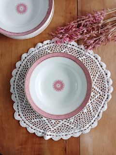 🌸 De la terre de fer comme on l’aime : élégante, intemporelle, et prête à reprendre place à table.

Voici un lot de 6 assiettes creuses modèle Elvira, de la société céramique de Maestricht.
Un décor rose délicat accompagné d’un filé doré sur le pourtour qui apporte juste ce qu’il faut de raffinement — parfait pour une table classique, romantique ou simplement pour sublimer une portion de pâtes !

🔎 Faïence terre de fer 
👉 Décor Elvira de la faïencerie Société céramique de Maestricht.
👌 Excellent état

📏 Diamètre 23,3 cm – hauteur 4,5 cm
⚖️ 2,5 kg
🏷️ 48 € le lot + frais de livraison.

📦 Retrait à l'atelier de Villeneuve d'Ascq, livraison possible sur la métropole lilloise ou envoi partout ailleurs !

#terredefer #vaisselleancienne #tablevintage #lesimparfaits #brocantepoétique