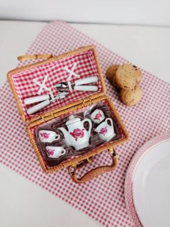 Voilà le genre de mignonerie qui donne envie de rejouer à la dînette… même à l’âge adulte !

Voici donc une adorable dînette pour enfant dans sa valisette en osier, parfaite pour les petits goûters imaginaires (ou les grands moments de nostalgie !)

À l’intérieur : un charmant service à thé/café en porcelaine blanche décoré d’une rose rose
🌸 2 tasses
☕ 1 cafetière
🥛 1 pot à lait
🍬 1 sucrier
🥄 4 petites cuillères

✨ Excellent état, comme neuf

📏 Valisette : 16 x 9,5 cm
⚖️ 0,2 kg
🏷️ Prix : 25 € + frais de livraison.

📦 Retrait à l'atelier de Villeneuve d'Ascq, livraison possible sur la métropole lilloise ou envoi partout ailleurs !

#dinettevintage #jouetancien #brocantelille #lesimparfaits #decoenfant