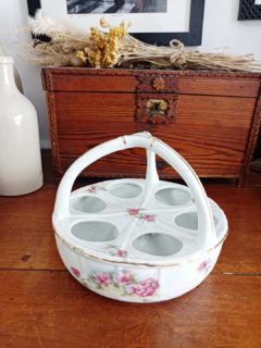 🥚 Lundi de Pâques oblige… les œufs sont à l’honneur !

Et quoi de mieux pour les sublimer qu’un joli présentoir à œufs en porcelaine ?
Avec son décor floral délicat et son liseré doré, il transforme instantanément une simple table en brunch de fête.
Parfait pour présenter 6 œufs avec élégance — ou pour impressionner discrètement la belle-famille.

🔎 Très bon état
📏 Diamètre 16 cm – hauteur 14 cm
⚖️ 0,7 kg
🏷️ Prix :  34 € + frais de livraison 
📦 Retrait à l'atelier de Villeneuve d'Ascq, livraison possible sur la métropole lilloise ou envoi partout ailleurs !

#paques #artdelatable #vaisselleancienne #lesimparfaits #tabledepaques