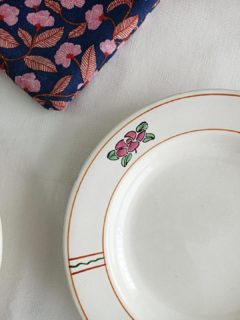 🌸 Un petit air d’étang paisible s’invite à table avec ces mini lots d'assiettes au motif délicat : un joli décor de nénuphar presque poétique, qui donne envie de ralentir et de prendre son temps.
Issues de la faïencerie Salins, ces assiettes datent de l’époque Robert Charbonnier (1912-1940).

🌱 Lot de 3 assiettes creuses
Très bon état général.
À noter : 2 assiettes présentent des éclats sur leur envers, invisibles une fois en place
📏 Diamètre 24,5 cm – hauteur 2,8 cm
⚖️ 1,2 kg
🏷️ Prix : 18 € le lot de 3

🌱 Lot de 2 assiettes plates
Très bon état. Présence d'un éclat sur l'envers de la petite assiette.
Les assiettes sont de tailles différentes.
Grande assiette : Diamètre 25 cm. Hauteur 2,3 cm.
Petite assiette : diamètre 21,7 cm. Hauteur 2 cm.
0,8 kg.
🏷️ Prix : 10€ le lot de 2

📦 Retrait à l'atelier de Villeneuve d'Ascq, livraison possible sur la métropole lilloise ou envoi partout ailleurs !

#faiencesalins #vaisselleancienne #tablevintage #lesimparfaits #brocantepoétique