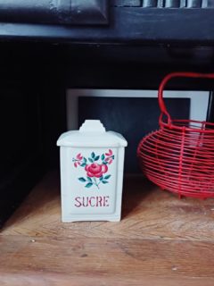 Envie d'une boîte à sucre originale ?
Utilisez ce joli pot en faïence ancienne qui contenait autrefois le sucre en poudre de nos aïeux !
Une jolie pièce de la série "Nadia" de la faïencerie Saint-Amand, orpheline de sa série de pots à épices mais qui mérite de continuer une nouvelle vie !
Parfaite pour une cuisine vintage ou une étagère qui aime raconter des histoires.

🔎 Faïence crème avec décor de roses.
Très bon état, quelques marques d'usage minimes

📐 Dimensions : 12 x 9,5 cm. Hauteur 19 cm.
⚖️ 0,6 kg.
🏷️ Prix : 12€ + frais de livraison 

📦 Retrait à l'atelier de Villeneuve d'Ascq, livraison possible sur la métropole lilloise ou envoi partout ailleurs !

#boiteasucre #ceranord #cuisinevintage #brocantelille #vaisselleancienne