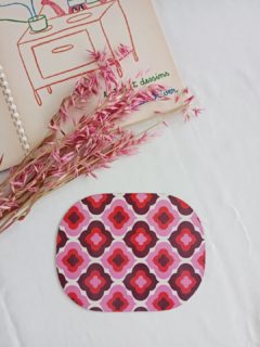 🌸 Petit concentré des années 70 en approche ! 

Voici une jolie planche à découper / plateau / set de table en formica, avec son motif de fleurs stylisées roses ultra seventies et son dessous gris.
Le genre d’objet qui donne immédiatement envie de remettre une nappe flashy, de servir des tartines de beurre et d’écouter France Gall en cuisine.

🔎 Très bon état Quelques rayures d’usage discrètes.
📏 17,8 x 22,6 cm. Épaisseur : 3 mm
⚖️ 0,4 kg
🏷️ Prix : 10 € l’unité + frais de livraison.
Il reste 3 pièces disponibles sur les 4 planches.

📦 Retrait à l'atelier de Villeneuve d'Ascq, livraison possible sur la métropole lilloise ou envoi partout ailleurs !

#formica #annees70 #decovintage #lesimparfaits #cuisinevintage