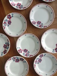 🌺 Une table qui a du caractère, sans en faire trop ? Voici peut-être votre future favorite.
Ce lot de 12 assiettes Salins, modèle Nelly rouge, mêle élégance ancienne et charme du quotidien : une faïence blanche décorée d’un motif floral délicat dans les tons gris et bordeaux, juste ce qu’il faut pour une table chaleureuse, un déjeuner du dimanche ou un dîner un peu plus soigné (même si au menu il y a des pâtes).
Le lot comprend :
✨ 9 assiettes plates
✨ 3 assiettes creuses
Fabriquées par la faïencerie Salins, modèle Nelly rouge, époque Édouard Charbonnier (1912–1954) — de la jolie vaisselle qui a traversé les décennies avec panache.
🔎 Très bon état général. À noter avec transparence : 2 assiettes plates et 1 creuse présentent de discrètes traces jaunes, minimes et sans incidence sur leur charme ni leur usage.
📏 Assiettes plates : diamètre 23 cm – hauteur 2,5 cm
📏 Assiettes creuses : diamètre 22,5 cm – hauteur 3,8 cm
⚖️ 4,2 kg
🏷️ 84 € le lot de 12 + frais de livraison
📦 Retrait à l'atelier de Villeneuve d'Ascq, livraison possible sur la métropole lilloise ou envoi partout ailleurs !
#faiencesalins #vaisselleancienne #tablevintage #lesimparfaits #artdelatable