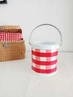 🧊 Un petit parfum d’apéritif des années 70 flotte dans l’air...
Voici un pot à glaçons vintage de fabrication japonaise, avec son décor de petits carreaux rouges, son anse en métal et son look délicieusement rétro.
Le genre d’objet qui donne immédiatement envie de sortir les cacahuètes, les verres à orangeade et de prolonger les soirées d’été.
On aime particulièrement son motif de carreaux typique de son époque qui rappelle les nappes de chez mamie et les moments de convivialité d'autrefois.
🔎 Bon état général
À noter : quelques traces d'usage et une légère déformation de l'arrondi de la base, discrète et sans conséquence sur son utilisation.
📏 Diamètre 14,5 cm. Hauteur (sans l'anse) : 15 cm
⚖️ 0,4 kg
🏷️ Prix : 12 € + frais de port.
📦 Retrait à l'atelier de Villeneuve d'Ascq, livraison possible sur la métropole lilloise ou envoi partout ailleurs !
#vintagejaponais #chineralille #decoseventies #lesimparfaits #brocantelille