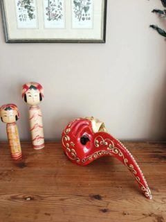 🎭 Certains objets décorent une pièce. D'autres racontent une histoire.
Voici un masque vénitien Zanni, réalisé artisanalement en papier mâché vernis. Avec son long nez caractéristique, sa moitié rouge, sa moitié or et son ruban en satin noir, il semble tout droit sorti d'un carnaval, d'un théâtre ou d'un conte italien.
Traditionnellement, le personnage de Zanni est un serviteur malicieux de la commedia dell'arte : un peu rusé, un peu rêveur, toujours prêt à semer un joyeux désordre. Autant dire qu'il a du caractère.
Que vous l'imaginiez porté lors d'un bal masqué ou accroché au mur comme objet décoratif, il apportera immédiatement une touche théâtrale à votre intérieur.
🔎 Fabrication artisanale vénitienne
📐Taillé pour un visage adulte
👌 Très bon état. Une légère usure au bout du bec.
⚖️ 150 g
🏷️ Prix : 38 € + frais de port
📦 Retrait à l'atelier de Villeneuve d'Ascq, livraison possible sur la métropole lilloise ou envoi partout ailleurs !
#masquevenitien #decoancienne #objetinsolite #carnavaldevenise #masquezanni
