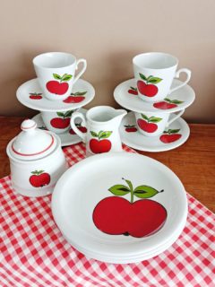 🍎 Les petits-déjeuners ont parfois un goût d'enfance...
Voici un adorable service à déjeuner Winterling Bavaria, en porcelaine blanche, décoré de jolies pommes rouges. Un ensemble plein de fraîcheur qui donne envie de prendre son temps, de sortir les tartines, la confiture maison et de savourer un café qui dure un peu plus longtemps que d'habitude.
Le service comprend :
🍎 4 assiettes à dessert
☕ 4 tasses avec leurs sous-tasses
🥛 1 crémier
🍬 1 sucrier
🔎 Très bon état. À noter une légère usure sur quelques motifs de pommes, discrète et tout à fait cohérente avec son histoire.
📐 Assiettes : Ø 19 cm
Sous-tasses : Ø 15,3 cm
Tasses : Ø 7,9 cm – hauteur 7,5 cm
Crémier : hauteur 9 cm
Sucrier : Ø base 10,4 cm – hauteur 22 cm
⚖️ 2,5 kg
🏷️ Prix en baisse : 55€ + frais de livraison.
📦 Retrait à l'atelier de Villeneuve d'Ascq, livraison possible sur la métropole lilloise ou envoi partout ailleurs !
#winterlingbavaria #porcelaineancienne #artdelatable #lesimparfaits #pommerouge