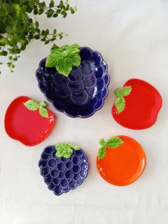 🍇 Et si votre prochaine salade de fruits était servie... dans des fruits ?

Voici un adorable ensemble en barbotine qui respire la gourmandise et les grandes tablées d'été.
 Il comprend :

🍇 Une grande coupe (ou petit saladier) en forme de raisin 
🍎 2 coupelles pommes rouges
🍊 1 coupelle orange
🍇 1 coupelle raisin

Chaque pièce est une petite invitation à ralentir, à partager un dessert, un apéritif ou quelques cerises fraîchement cueillies. Ce sont ces objets qui donnent tout de suite du caractère à une table, sans jamais se prendre trop au sérieux.

🔎 Très bon état général.
À noter, en toute transparence : l'une des coupelles en forme de pomme présente une micro-réparation sur un éclat, très discrète et peu visible.

📏 Coupe raisin : environ 22 × 20 cm – hauteur 6 cm
📏 Coupelles pomme : 15 × 15 cm
📏 Coupelle orange : 15 × 15,5 cm
📏 Coupelle raisin : 15 × 16 cm
⚖️ 1,5 kg

🏷️ Prix : 38 € + frais de livraison 
📦 Retrait à l'atelier de Villeneuve d'Ascq, livraison possible sur la métropole lilloise ou envoi partout ailleurs !

#barbotine #vaisselleancienne #tablevintage #lesimparfaits #vaissellefruit
