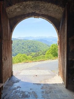 Hello les chineurs !

Alors oui, j’ai déserté Instagram pendant un mois. 
Pas de panique, je n’ai pas disparue dans une brocante secrète au fin fond de la France. Quoique…
J'étais partie en Auvergne savourer le grand air et la nature !

Je pourrais vous raconter que j’ai profité de mes vacances pour parcourir les brocantes, dénicher des merveilles et revenir avec une camionnette pleine à craquer…

Mais non. 😂

Une petite brocante par-ci et quelques autres loupées par là ... , mais surtout beaucoup de temps pour décrocher du quotidien et profiter de ce temps en famille.
Et finalement, ça fait tellement de bien !

Mais me revoilà avec une envie certaine : retrouver l’atelier, les vieilleries, les histoires d’objets, les jolies tables… et vous aussi, évidemment. 🤎
Je crois que je suis définitivement incapable de rester très longtemps éloignée des vieilleries !
Presque un mois sans chiner… Autant vous dire que j'ai légèrement les doigts qui démangent. 😅

Donc me voici de retour ! Et j’ai quand même quelques petites trouvailles à vous montrer… 😉

Alors c'est reparti pour Les Imparfaits !
A très vite !

Estelle
