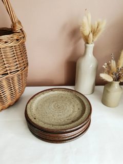 Bon… cette fois, c’est vraiment la rentrée ! 

La rentrée scolaire est faite, ma fille a retrouvé le chemin de l’école,les inscriptions sont bookés, la logistique mise en place… et moi, je retrouve enfin un peu de temps pour Les Imparfaits.

L’atelier, qui a vu ses vacances prolongées, a grand besoin qu'on s'occupe de lui !
Il y a des caisses à vider, des trouvailles à photographier, des objets qui attendent sagement leur tour, de la poussière à evacuer… 😅

Et même si, à Lille, tout le monde avait les yeux tournés vers la Braderie, j’ai fait l’impasse cette année. Une première depuis longtemps !
Pas de marathon dans les rues, pas de réveil à l’aube, pas de chasse au trésor dans la foule… j’ai préféré prendre mon temps. Et finalement, ça fait du bien.

Mais maintenant, il est temps de reprendre ici.

Et pour commencer, 5 nouveautés (enfin 4, la cinquième est déjà vendue !) viennent tout juste d’être mises en ligne !

Alors je vais ranger un peu, chiner à nouveau, vous raconter des histoires d’objets et essayer de remettre un peu de vie par ici.

On se dit à bientôt ? 😊