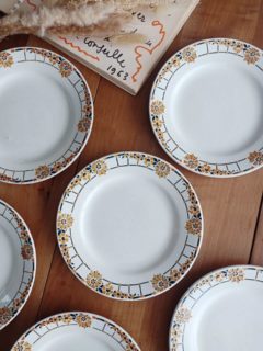 🍊 Un petit air de déjeuner chez grand-mère…
6 assiettes Ceranord en faïence blanche, avec leurs jolies fleurs orange et vert foncé.
Une table chaleureuse, quelques verres dépareillés, une nappe ancienne… et voilà !
Elles ont quelques traces de leur vie passée et de petites rayures au centre — juste ce qu’il faut pour ne pas avoir l’air sorties du magasin hier.
📐 Diamètre 22,7 cm
🔎 Bon état, traces d’usage
🏷️ 36 € le lot de 6 + frais de livraison.
📦 Retrait à l’atelier de Villeneuve d’Ascq, livraison possible sur la métropole lilloise ou envoi partout ailleurs !
#ceranord #vaisselleancienne #vaissellevintage #brocante #lesimparfaits