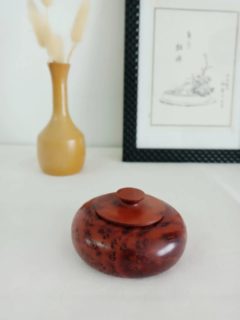 🤎 Les petits objets sont parfois les plus précieux.
Cette jolie petite boîte à bijoux en loupe de thuya m’a fait craquer pour ses veinures naturelles, toutes différentes, qui donnent au bois un petit air de paysage miniature.
Une boîte à poser sur une coiffeuse pour les bijoux que l’on porte tous les jours, sur une étagère pour quelques trésors… ou simplement parce qu’elle est jolie, même vide !
📐 Diamètre : 10 cm
📏 Hauteur : 5 cm avec le couvercle
🔎 Excellent état
🏷️ Prix : 16 € + frais de livraison
📦 Retrait à l’atelier de Villeneuve d’Ascq, livraison possible sur la métropole lilloise ou envoi partout ailleurs !
#boitevintage #loupe #objetancien #brocante #lesimparfaits