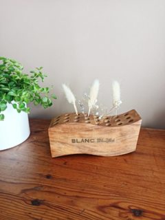 🖊️ Un petit objet de bureau qui ne demande qu’à changer de vie.

À l’origine, c’est un porte-crayons en bois foncé, estampillé Blanc bleu en lettres en métal doré sur une face.

Mais chez Les Imparfaits, on aime bien quand les objets ne restent pas sagement dans leur rôle prévu… 😉
Porte-pinceaux dans un atelier, petit rangement sur un bureau ou même soliflore pour quelques fleurs séchées, à vous de lui trouver sa nouvelle fonction.

Un joli objet simple, avec cette patine qui raconte qu’il a déjà servi.

📐 18 × 5,5 cm • H. 8,5 cm
🔎 Très bon état — petite usure du bois sur un angle
🏷️ Prix : 20 € + frais de livraison 

📦 Retrait à l’atelier de Villeneuve d’Ascq, livraison possible sur la métropole lilloise ou envoi partout ailleurs !

#objetvintage #brocante #bureauvintage #blancbleu #lesimparfaits