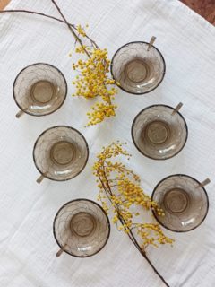 🍨 Le dessert mérite lui aussi sa jolie vaisselle !

Avec leur verre fumé, leur forme délicatement évasée et leur joli relief sur le dessous, ces 6 coupes à dessert vintage ont ce petit charme rétro qui fait toute la différence. 
Parfaites pour servir une mousse au chocolat maison, quelques fraises à la crème ou une boule de glace.
Et quand elles ne sont pas à table, elles peuvent aussi accueillir quelques gourmandises à picorer.

De quoi donner un petit supplément d'âme aux desserts du quotidien. ✨

📐 Diamètre : 11 cm • Hauteur : 3 cm
🔎 Très bon état
🏷️ Prix : 24 € le lot + frais de livraison 

📦 Retrait à l’atelier de Villeneuve d’Ascq, livraison possible sur la métropole lilloise ou envoi partout ailleurs !

#vaissellevintage #verrefumé #artdelatable #brocante #lesimparfaits