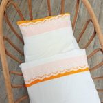 Parure bébé vintage, drap de lit et taie d'oreiller en coton blanc avec bordure dentelle et orange