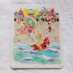 Puzzle vintage Playskool représentant une scène familiale à la plage, années 60.