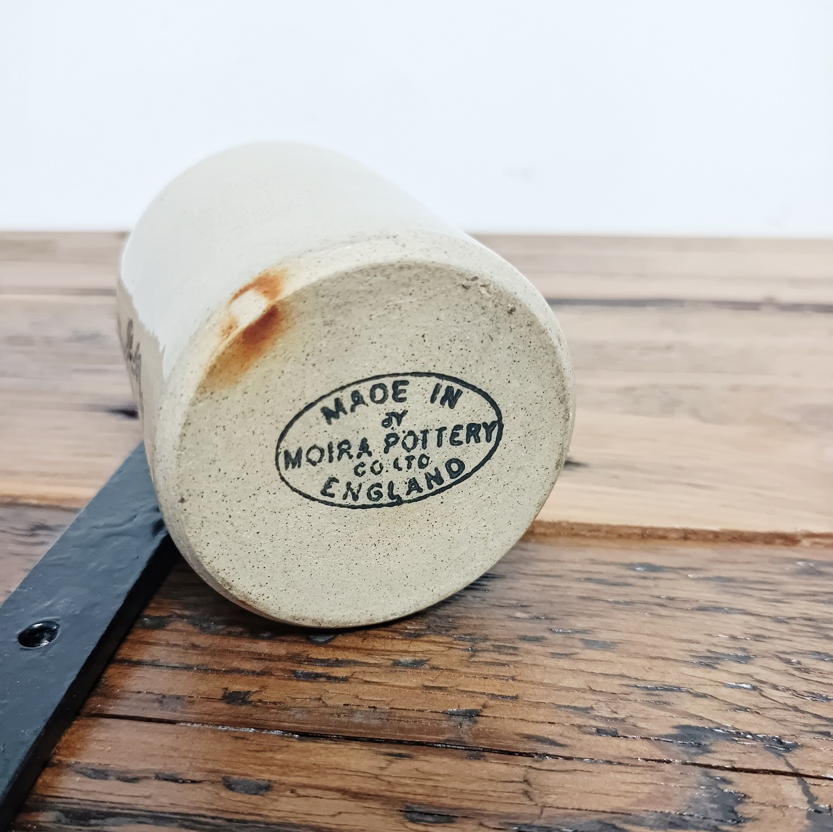 Détail de l’inscription “Cook's Nips” sur le pot Moira Pottery