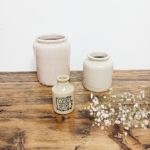 Pot Moira Pottery utilisé comme décoration en groupe avec d'autres pot en grès vintage