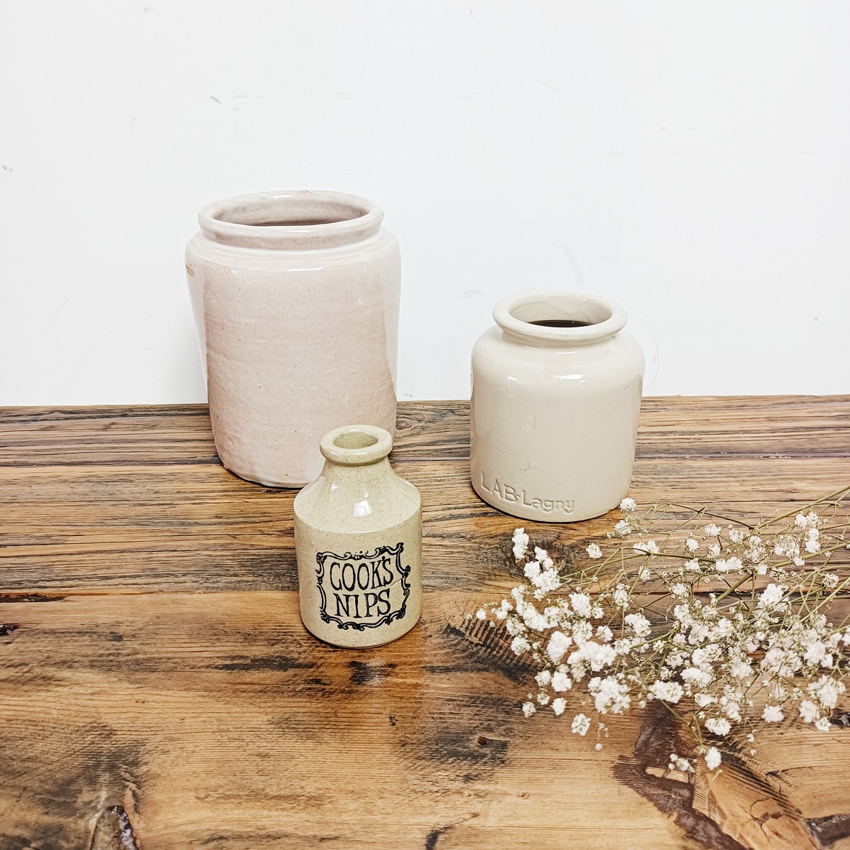 Pot Moira Pottery utilisé comme décoration en groupe avec d'autres pot en grès vintage