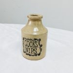 Détail de l’inscription “Cook's Nips” sur le pot Moira Pottery