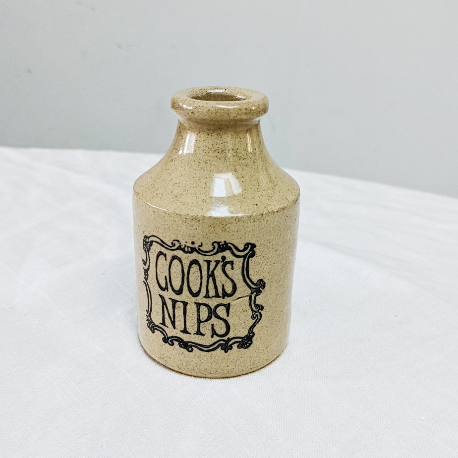 Détail de l’inscription “Cook's Nips” sur le pot Moira Pottery