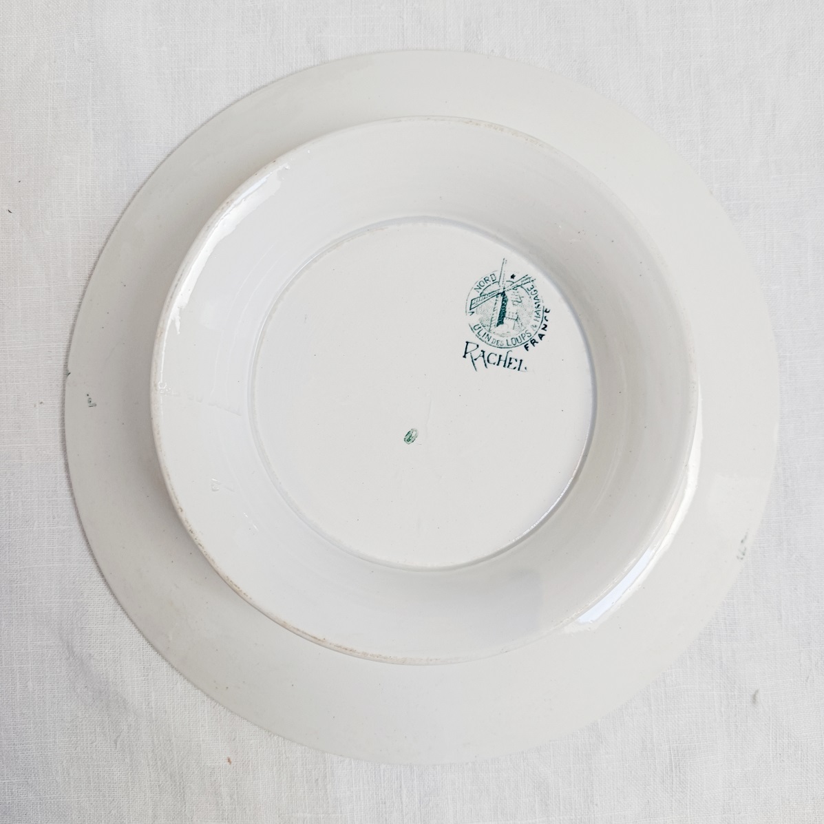 vue du dessous du compotier en faience