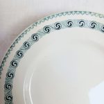 Détail du décor floral vert bleuté du compotier Rachel