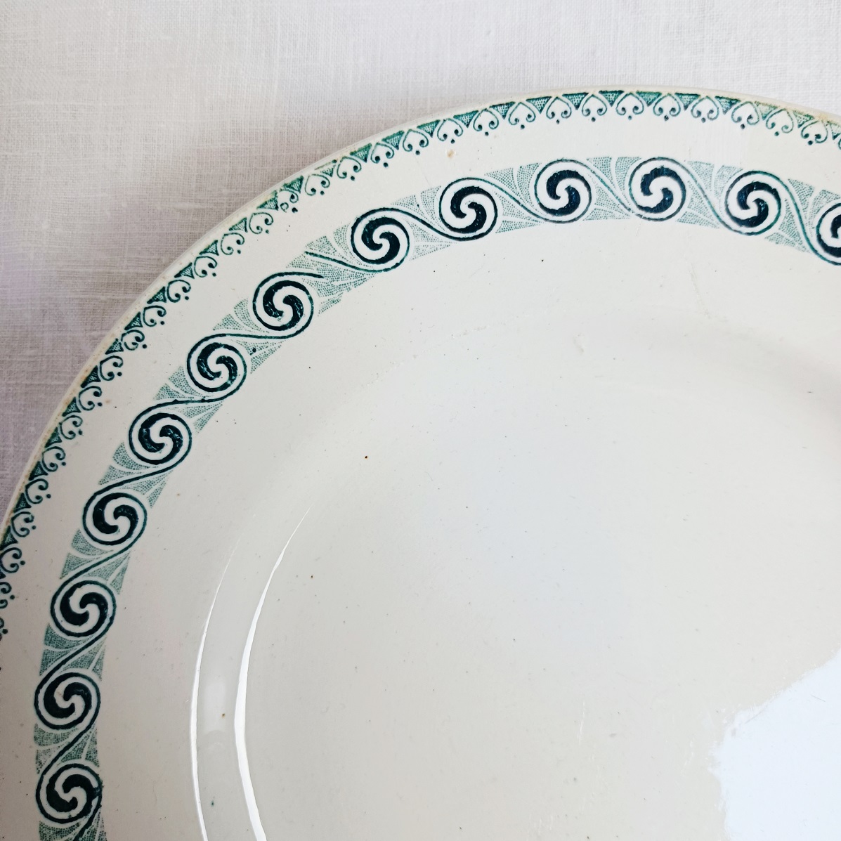 Détail du décor floral vert bleuté du compotier Rachel