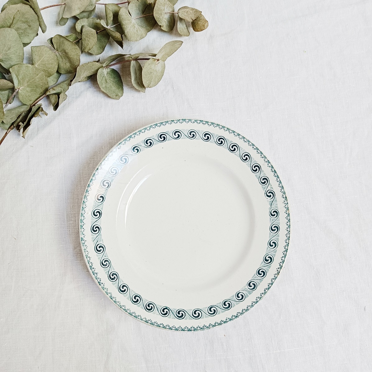 Compotier Rachel en situation sur une table de salle à manger