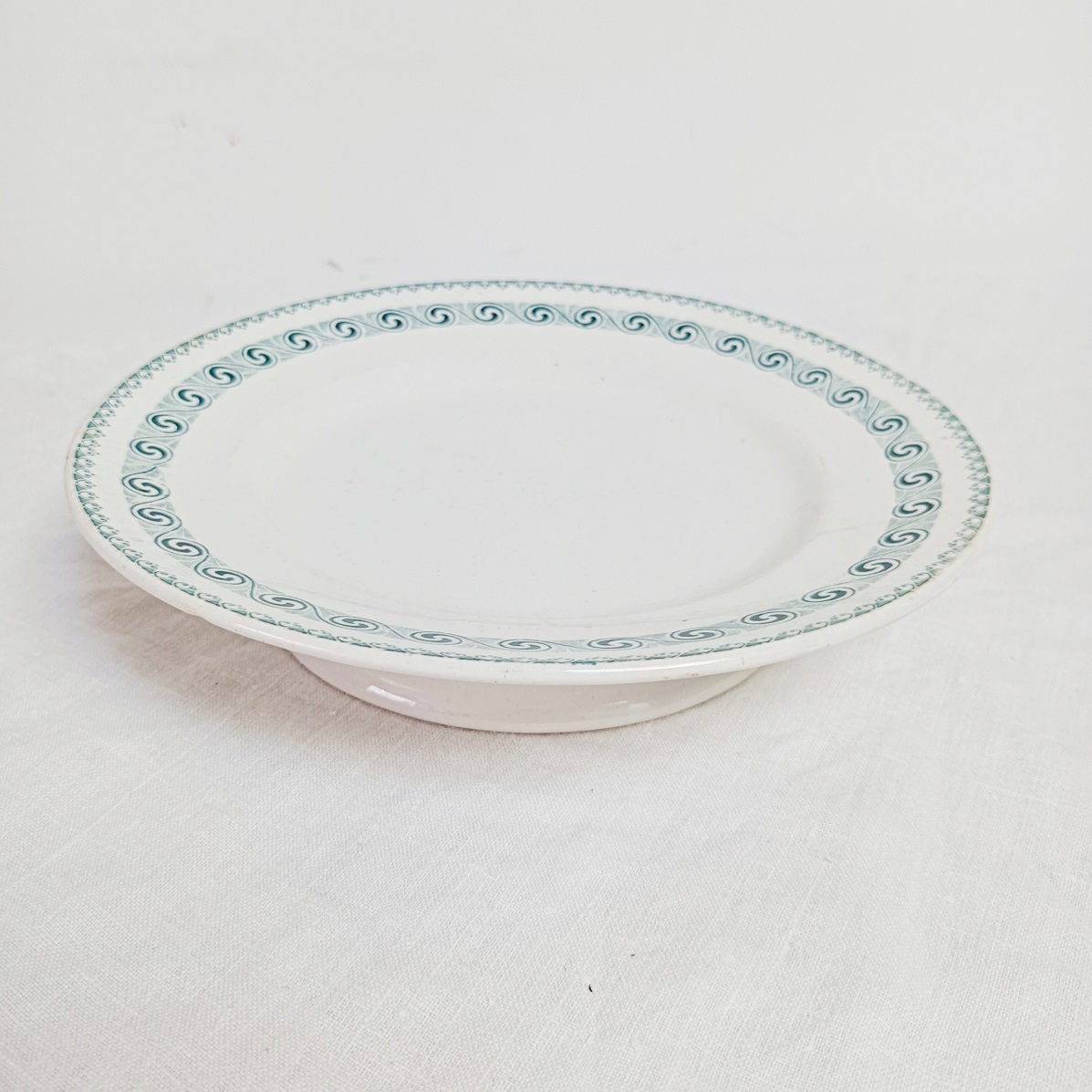 Compotier sur nappe blanche vue du dessus