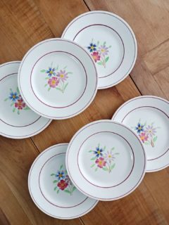 🍰 Pour vos gouters maison,  voici un lot de 6 assiettes à dessert Ceranord, modèle Bettina, en faïence blanche décorée d’un bouquet fleuri peint à la main.

Un charme délicat, un brin romantique, parfait pour les parts de tarte, les biscuits du dimanche ou la petite douceur du soir “juste pour le plaisir”.

Bon état général, avec quelques légères traces du temps qui rappellent qu’elles ont déjà connu de jolies tablées.
Et petit bonus : j’ajoute une 7e assiette offerte, un peu différente avec son bord en relief.

📏 Diamètre 19,5 cm – hauteur 2 cm
⚖️ 1,7 kg
🏷️ Prix : 24 € le lot (7 assiettes dont 1 offerte)
📦 Retrait à l'atelier de Villeneuve d'Ascq, livraison possible sur la métropole lilloise ou envoi partout ailleurs !

#ceranord #vaisselleancienne #assiettesvintage #artdelatable #lesimparfaits