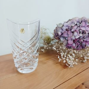 Vase en cristal JG Durand présenté sur une table en bois