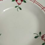 Fond du plat creux Castille montrant de légères traces du temps