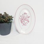 Plat ovale ancien en faïence blanche à décor d’œillets rouges