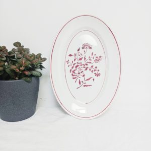 Plat ovale ancien en faïence blanche à décor d’œillets rouges
