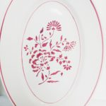 Détail du décor d’œillets rouges sur plat ancien