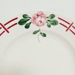 Détail du décor fleuri du plat rond Castille