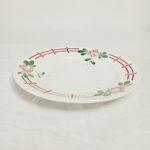 Plat rond Castille présenté sur une nappe blanche