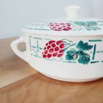 Détail du décor de raisin bordeaux sur la soupière Meudon