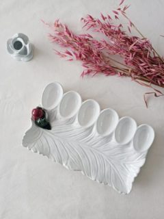 🥚 Le plat parfait pour celles et ceux qui pensent que les œufs mayo méritent un vrai décor.

Voici un plat à œufs en majolique portugaise, estampillé Subtil, en faïence blanche avec ses emplacements dédiés pour présenter 6 œufs… et une jolie feuille en barbotine sur le côté pour accueillir crudités, salade ou accompagnement.
Autrement dit : le plat qui transforme une entrée toute simple en présentation digne d’un déjeuner de famille très chic.

👌 Excellent état
📏 28,5 x 17,5 cm – hauteur 5,5 cm
⚖️ 0,8 kg

🏷️ Prix : 35 € ❌ réservé ❌
📦 Retrait à l'atelier de Villeneuve d'Ascq, livraison possible sur la métropole lilloise ou envoi partout ailleurs !

#majolique #vaisselleancienne #platvintage #artdelatable #lesimparfaits