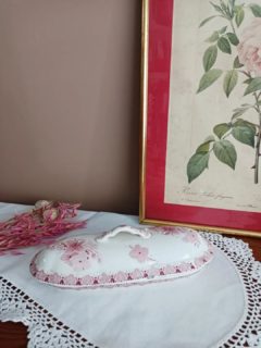 🛁 Un petit bijou de salle de bain comme on n’en fait plus…

Voici une boîte porte-savon / porte-peigne BFK, modèle Lilas, en faïence terre de fer blanche au délicat décor floral rose.
Signée de la faïencerie belge Boch Frères Keramis, elle donnera du charme facilement à une salle de bain un peu trop sage. Mais elle pourra aussi être détournée de nombreuses façons : vide poche, boîte à bijoux, bonbonnière, etc...
A vous d'adapter son usage selon vos besoins !

🔎 Bon état général, avec deux petits éclats sur le couvercle au niveau de la frise. Ça n'enlève son charme, mais je préfère toujours vous le dire.
📏 24 x 10 cm
📐 Hauteur 8,5 cm
⚖️ 0,5 kg
🏷️ Prix : 35 € + frais de livraison 

📦 Retrait à l'atelier de Villeneuve d'Ascq, livraison possible sur la métropole lilloise ou envoi partout ailleurs !

#bochfreres #terredefer #vaisselleancienne #lesimparfaits #faience