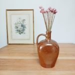 Pichet en grès émaillé marron utilisé comme vase