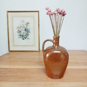 Pichet en grès émaillé marron utilisé comme vase