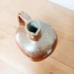 Vue du dessus du pichet en grès émaillé marron