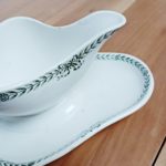 Détail ancien éclat recollé sur saucière terre de fer.